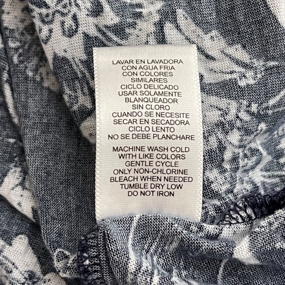 Daisy Fuentes Navy Blue and White Floral Sleeveless Top - Picture 10 of 12